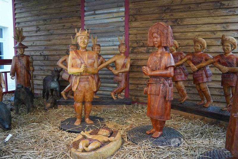 イエスの生誕を表現したアミ族出身の木彫家、陳権栄 (Atang、阿噹 )さんの作品、パリで展示中＝中央社記者曽依璇撮影