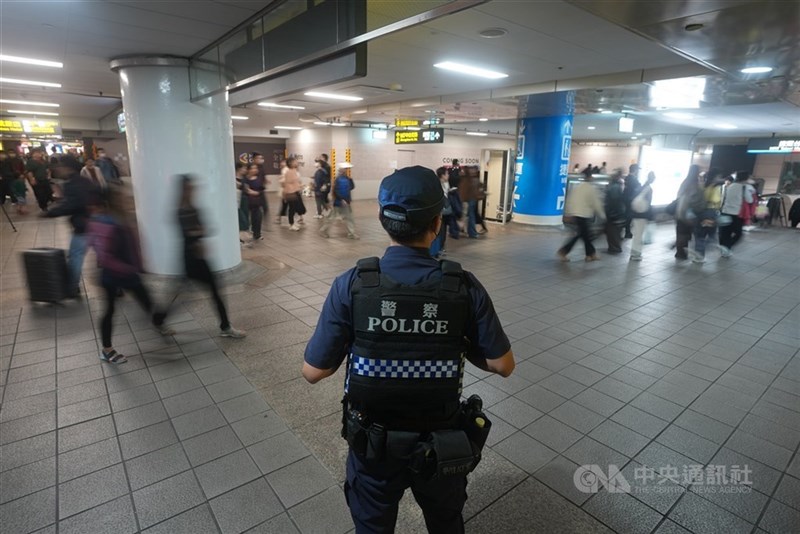 無差別襲撃事件の発生後、台北メトロ台北駅構内で警戒する警察官（資料）