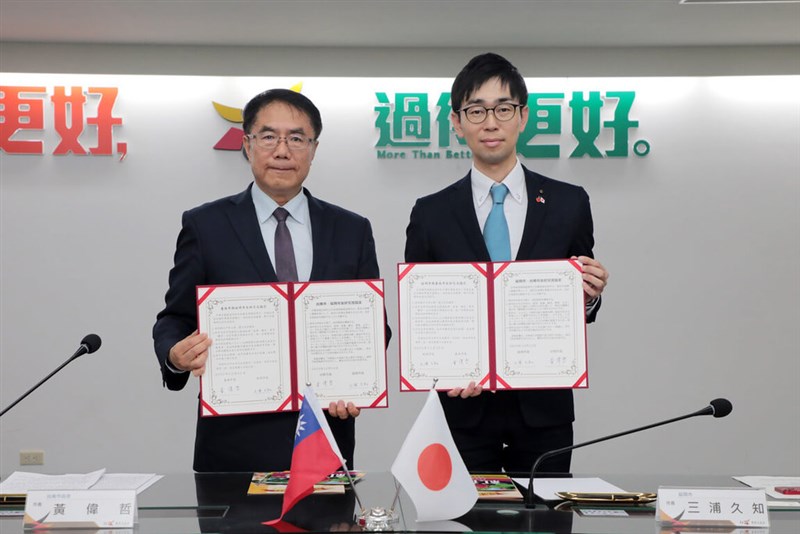 友好交流協定に署名した黄偉哲台南市長（左）と三浦久知延岡市長＝12月22日、台南市（同市政府提供）