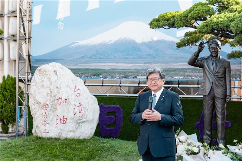 高雄市内の廟（びょう）紅毛港保安堂を訪れ、安倍晋三元首相の銅像に献花した自民党の萩生田光一幹事長代行＝12月23日（同市政府提供）