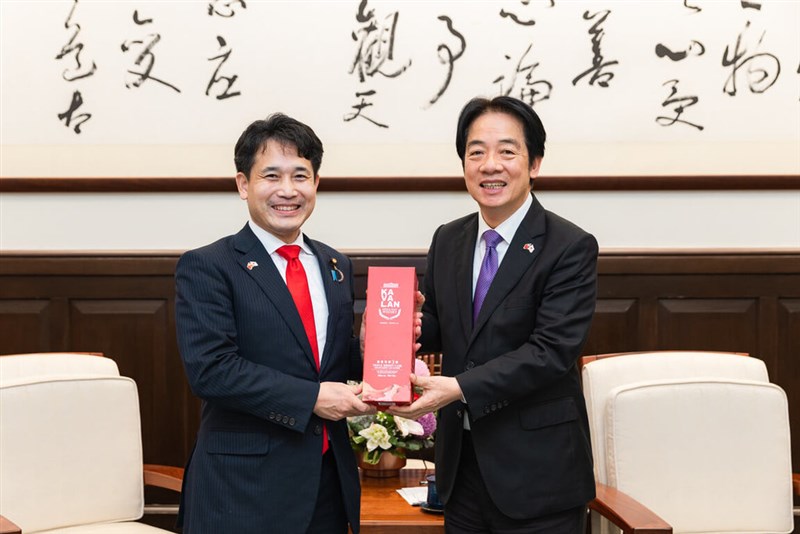 滝波宏文参院議員（左）と面会する頼清徳総統＝12月23日、台北市（総統府）