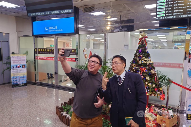 熊本からの日本人旅行者と自撮りする黄偉哲台南市長＝12月23日、台南空港