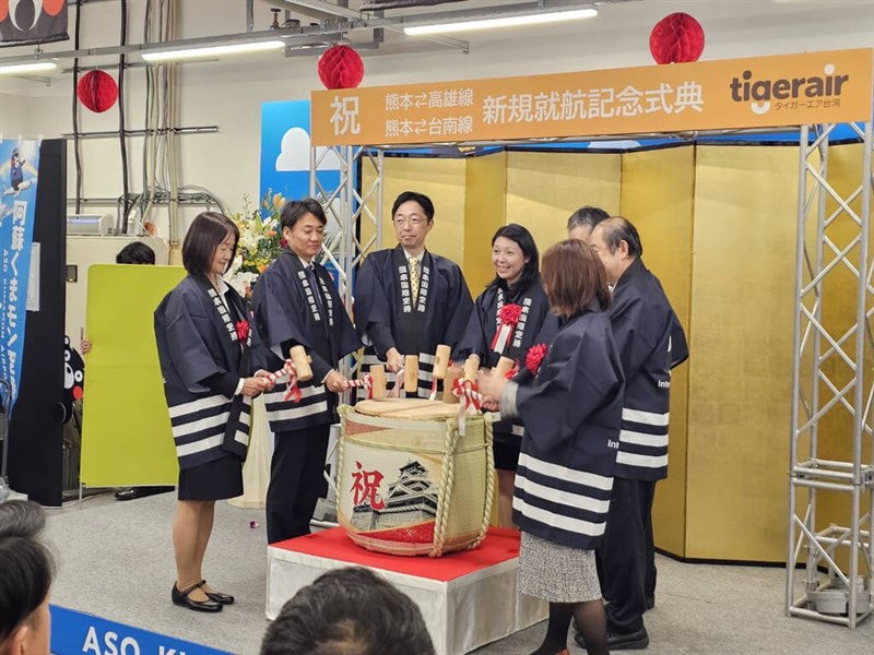 タイガーエア台湾の高雄・台南ー熊本線の新規就航記念式典で鏡開きに臨んだ熊本県の木村敬知事（左から3人目）や同社の関係者＝12月23日、熊本県（タイガーエア台湾提供）