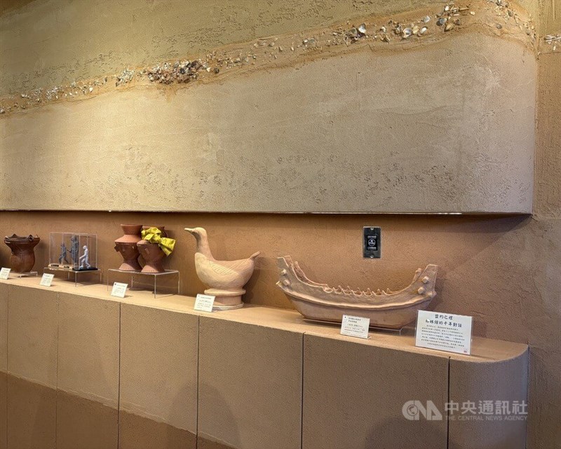 十三行博物館に新たにオープンしたカフェ。、コーヒーを味わいながら展示品を鑑賞できる＝12月23日、新北市