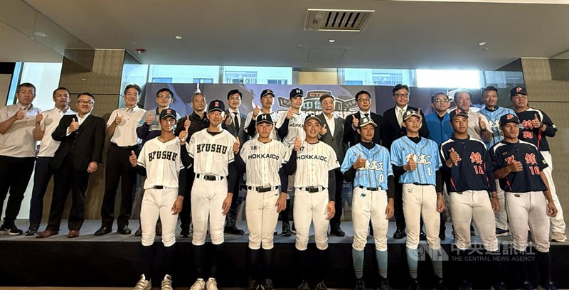 記者会見に臨んだ台日高校野球国際親善試合の出場選手や関係者＝12月24日、新北市