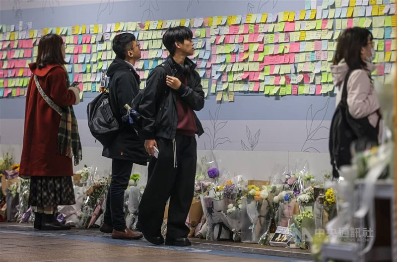 無差別襲撃事件の現場の一つとなった台北駅M7出口付近に設置された余家昶さんの追悼ボード＝12月25日、台北市