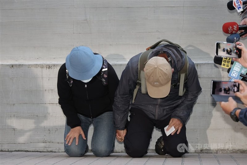 ひざまずいて謝罪した無差別襲撃事件の張文容疑者の両親＝12月23日