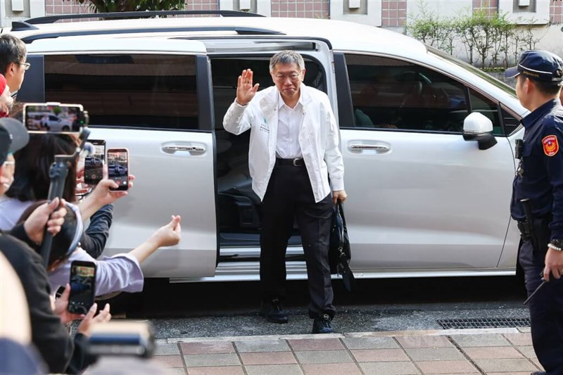 出廷前に支持者やメディアにあいさつする柯文哲被告＝12月24日、台北市