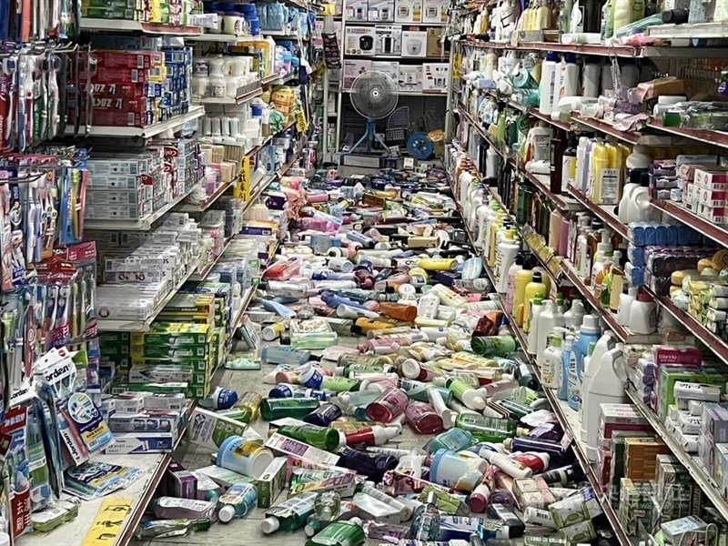 地震で多くの商品が陳列棚から落ちた台東市内の商店＝12月24日、台東県