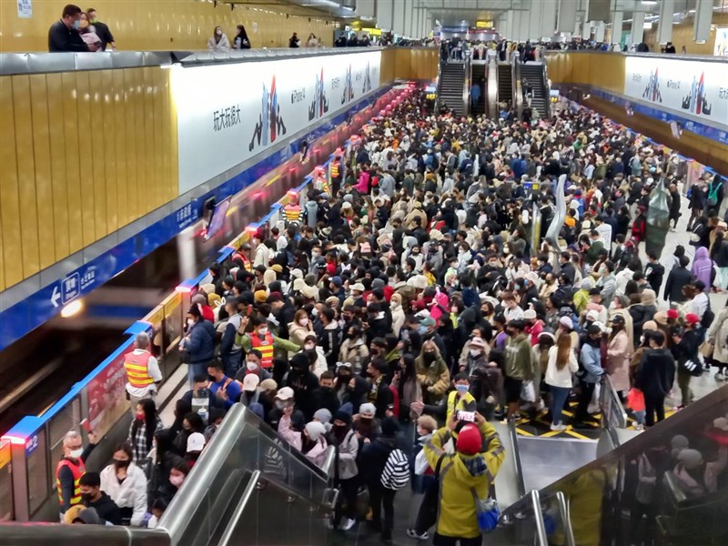 混雑する台北メトロ市政府駅＝同社提供