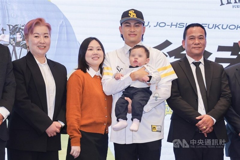 会見には妻や今年3月に生まれた息子も出席し喜びを分かち合った＝12月26日、台北市