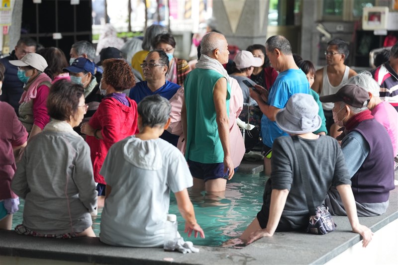 足湯を楽しむ人たちでにぎわう台北市内の復興公園＝2025年12月26日、中央社記者徐肇昌撮影