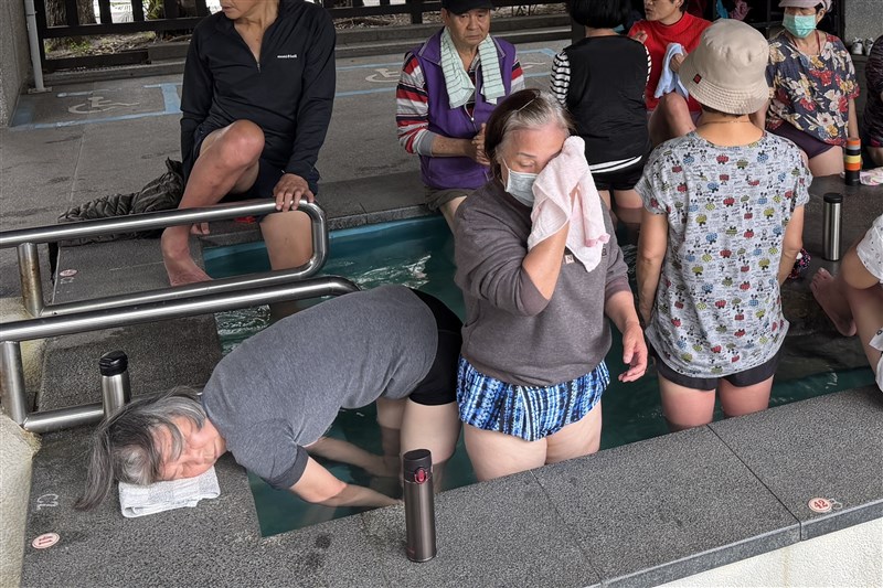 足湯を楽しむ人たち＝2025年12月26日、中央社記者徐肇昌撮影