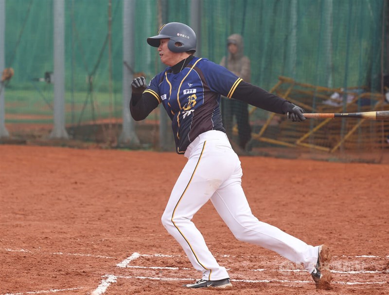 投打二刀流で活躍した林恩宇＝12月27日、台北市