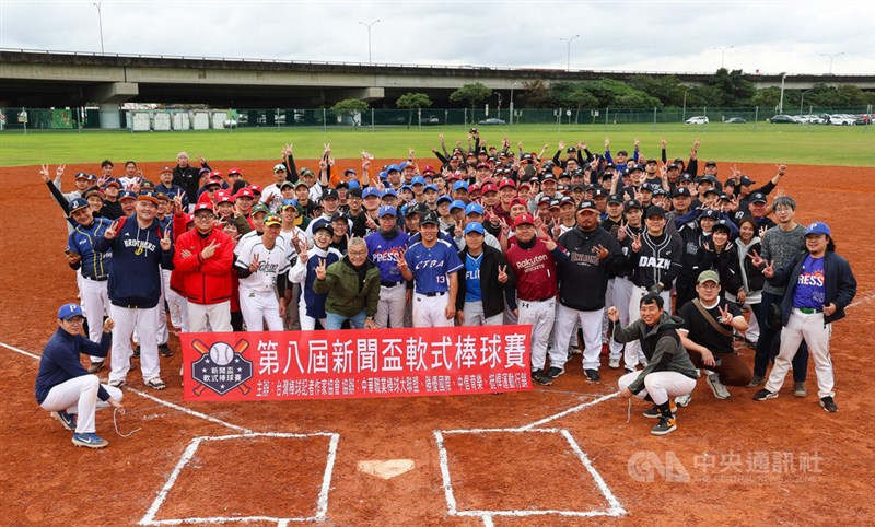 今年の新聞杯に出場する12チームの選手ら＝12月27日、台北市