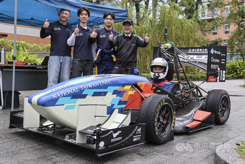 台湾大学のレーシングチームのメンバー。陳学長(左から4人目)と=12月27日、台北市