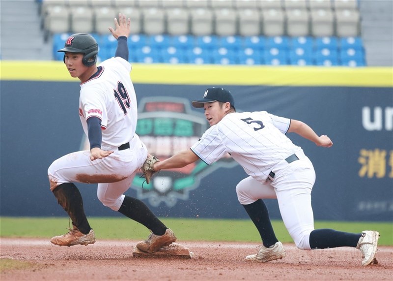 二回に四球で出塁した後、二盗を決めた九州選抜の牟礼翔＝12月26日、新北市