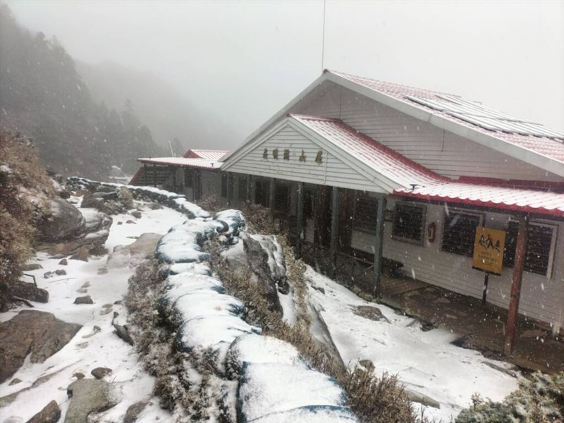 26日、雪景色に覆われた嘉明湖の山小屋＝山岳団体「熊出没」提供