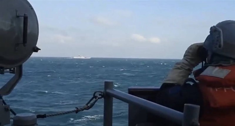 海軍のフリゲート「田単」から中国軍の軍艦を監視する国軍の様子（国防部提供）