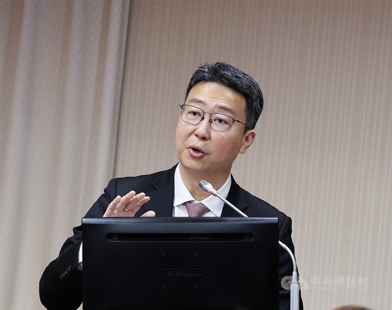 立法院交通委員会で答弁する陳世凱交通部長＝中央社記者郭日曉撮影、2025年12月29日