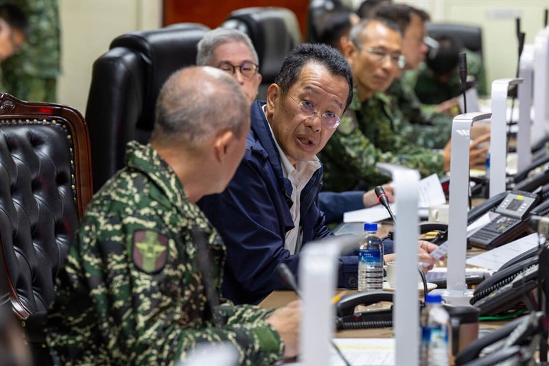 統合作戦指揮センターで中国軍の動向を監視する顧立雄国防部長（左から2人目）＝12月30日、台北市（国防部提供）