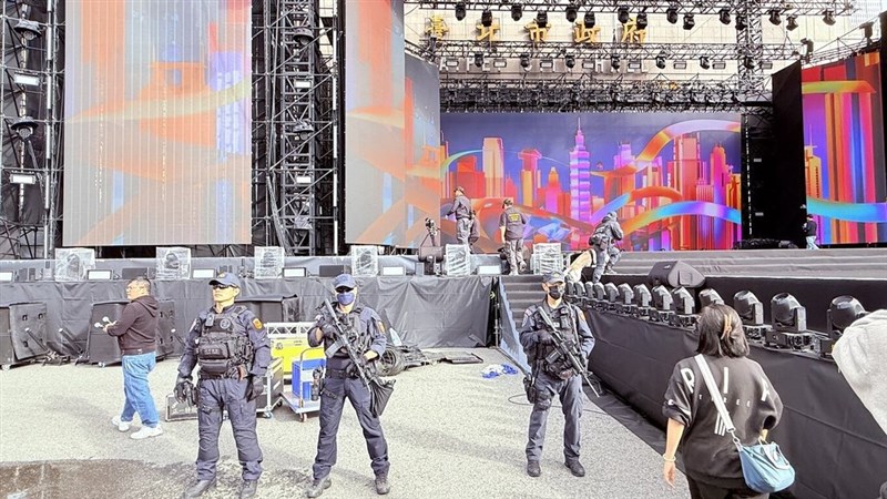 台北市政府前のイベント会場で警備に当たる警察官ら＝台北市政府警察局提供