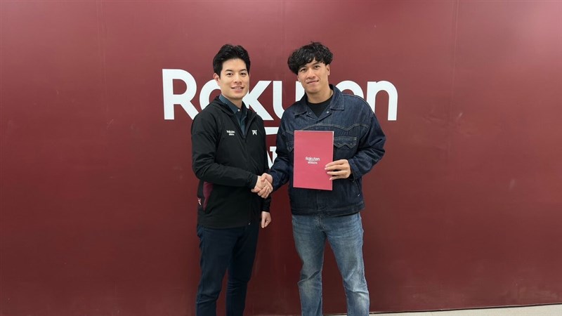 楽天モンキーズの礒江厚綺副GM（左）と握手を交わす林立（球団提供）