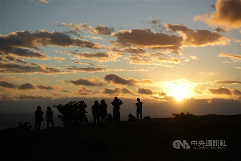 台湾本島最南端に近い屏東県の墾丁竜磐公園では元日午前6時45分、厚い雲の中から金色の光の筋が現れた＝1月1日、屏東県