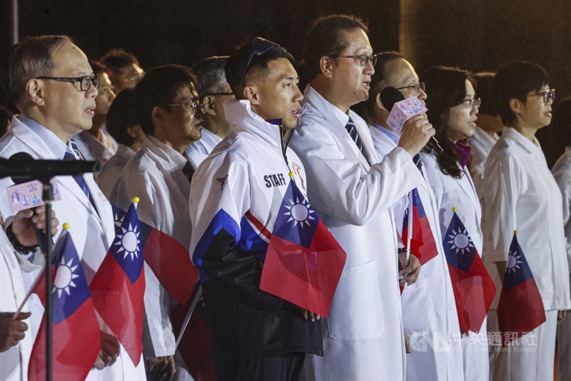 元日恒例の国旗掲揚式で国歌斉唱をリードする医療従事者ら＝1月1日、台北市