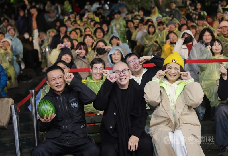 映画「愛情萬歳」の特別上映会でポーズを決める主演のリー・カンション（手前左）、ヤン・グイメイ（同右）、ツァイ・ミンリャン監督（同中央）＝2025年12月31日、台北市