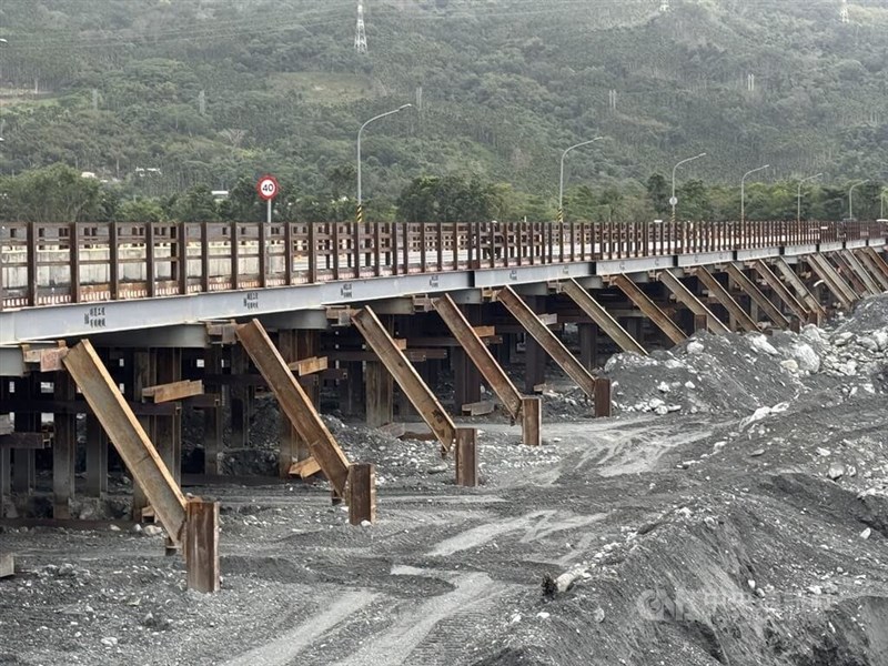 昨年9月に発生した洪水災害で崩落した橋に代わり、1日に供用が開始された鋼鉄製仮橋＝2026年1月1日、中央社記者張祈撮影