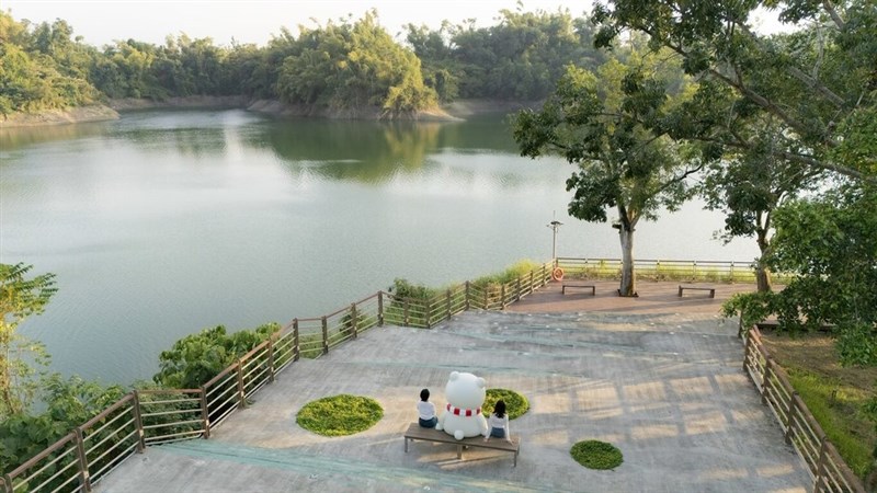 高所から見た大白熊の後ろ姿＝嘉義市政府提供