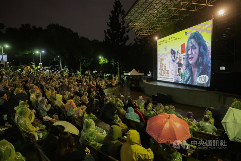 映画「愛情萬歳」の特別上映会に約1000人の観客が集まった＝2025年12月31日、台北市