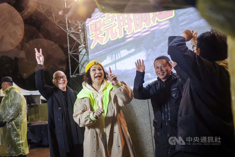 上映会で観客らとカウントダウンを行う（左から）ツァイ・ミンリャン監督、ヤン・グイメイ、リー・カンション＝2025年12月31日、台北市