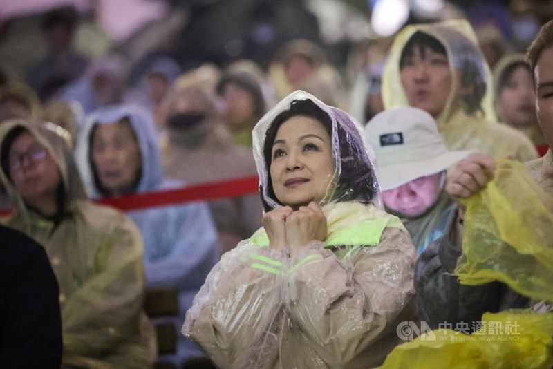 市民らと共にかっぱ姿で自身の主演作「愛情萬歳」を鑑賞するヤン・グイメイ（手前）＝2025年12月31日、台北市