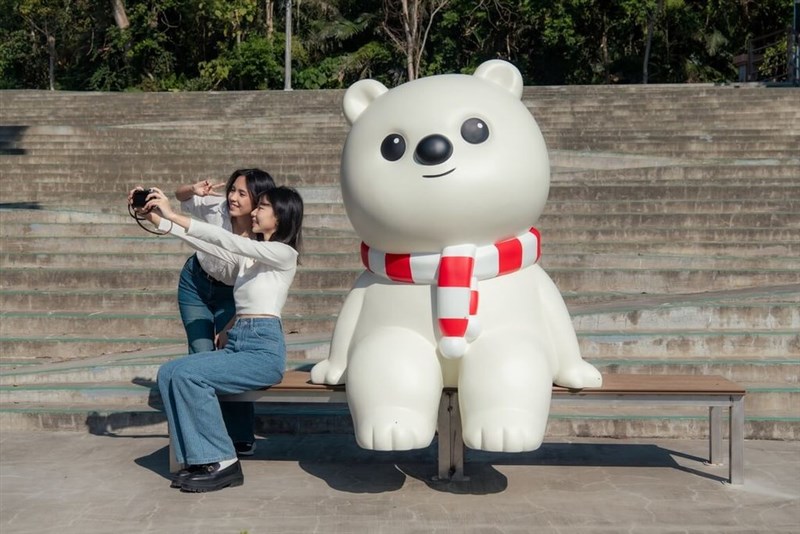 蘭潭のほとりに設置された白いクマのオブジェ「大白熊」＝嘉義市政府提供