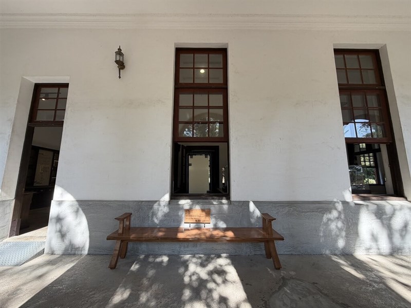 日本統治時代に植樹のイヌマキで作られたベンチ（台南市政府提供）