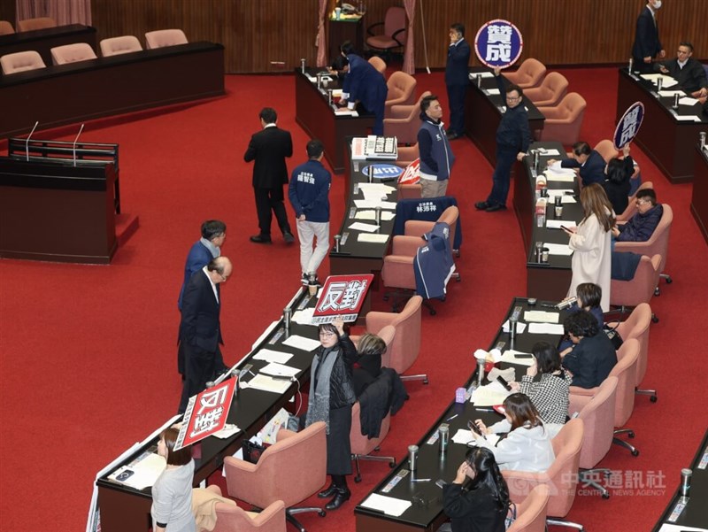 立法院院会に出席した与野党の立法委員ら＝1月2日、台北市