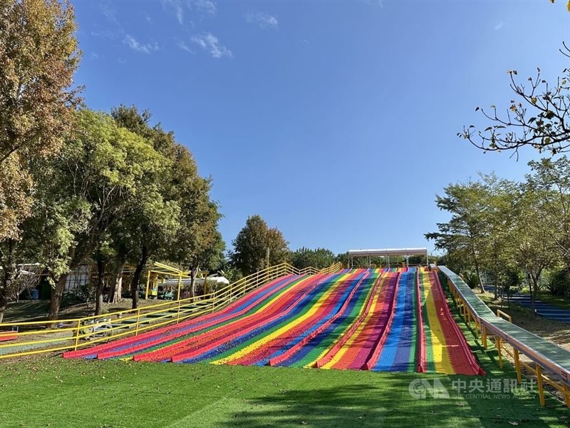 長さ70メートルに達し、1階建ての高さに相当する虹色の滑り台＝2025年12月30日、中央社記者鄭維真撮影