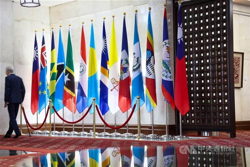 外交部正門の入口に飾られている友好国や国交樹立国の国旗＝資料写真