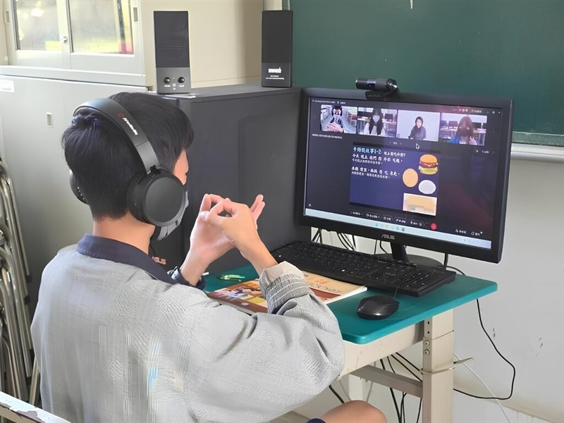 教育部（教育省）は2022年から台湾手話の遠隔教育の推進に力を入れてきた。同部によれば、2025年までに台湾全土で400校以上、3000人近くの児童・生徒が受講した。（写真＝同部提供）