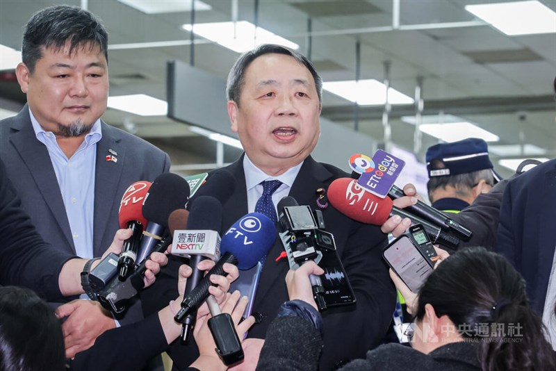 訪台し台北松山空港でメディアの取材に応える石平参院議員＝1月6日、台北市