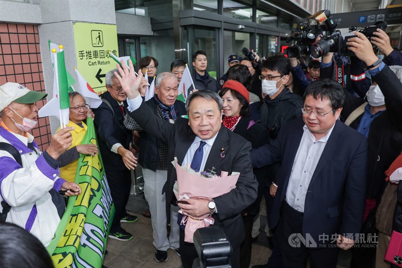 台湾独立派の人たちから歓迎を受ける石平参院議員=1月6日、台北市