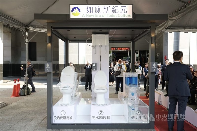 環境部庁舎の入口に展示されている便器のオブジェ＝2026年1月5日、中央社記者翁睿坤撮影