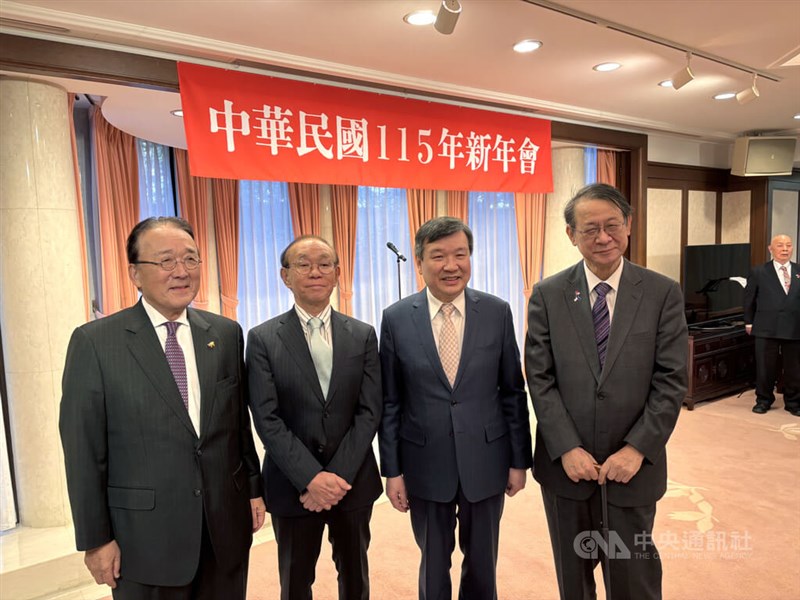 日本台湾交流協会台北事務所の沼田幹夫元代表（左端）、泉裕泰前代表（右端）、同協会の谷崎泰明理事長（左から2人目）、李逸洋駐日代表（右から2人目）＝1月6日、東京