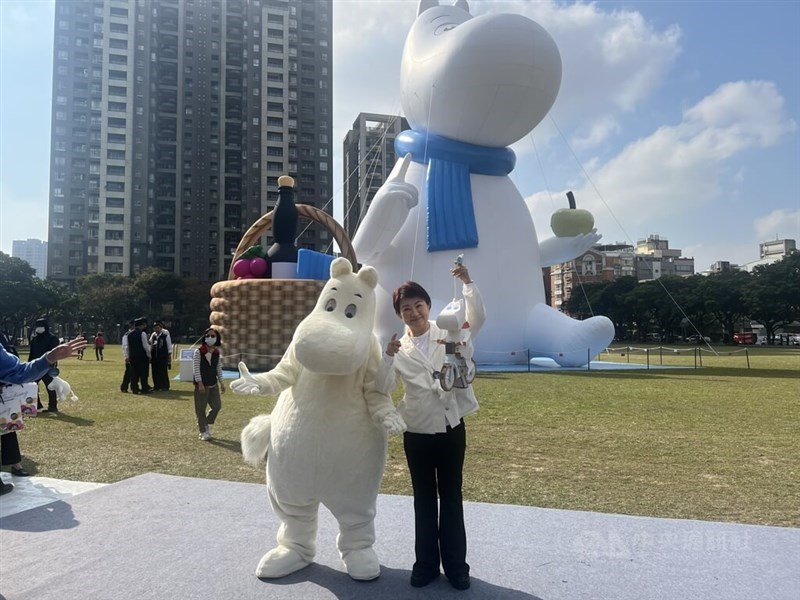 中台湾ランタンフェスティバルが来月15日に開幕するのを前に、台中市は5日、市民広場で記者会見を開いた。広場には高さ21メートルの巨大なムーミンがお目見えし、ムーミンのミニランタンも公開された。（写真＝中央社記者撮影）