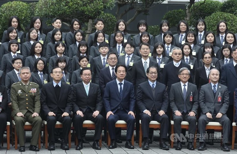調査局の新人研修の修了式に出席した頼清徳総統（前列中央）＝1月8日、台北市