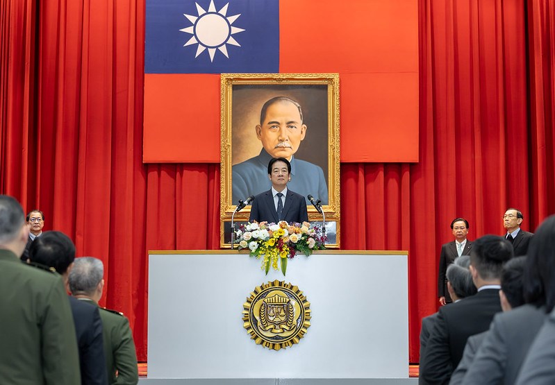 調査局の新人研修の修了式であいさつする頼清徳総統＝1月8日、台北市（総統府提供）