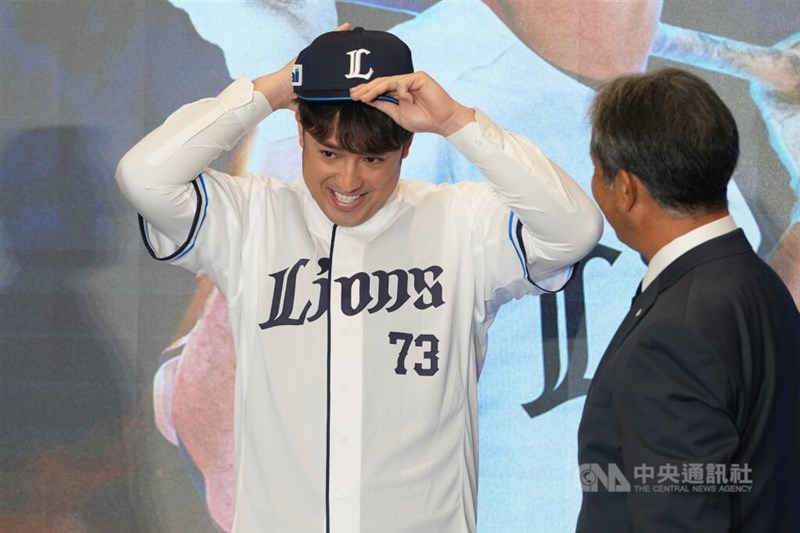 西武の帽子をかぶる林安可＝1月9日、台北市