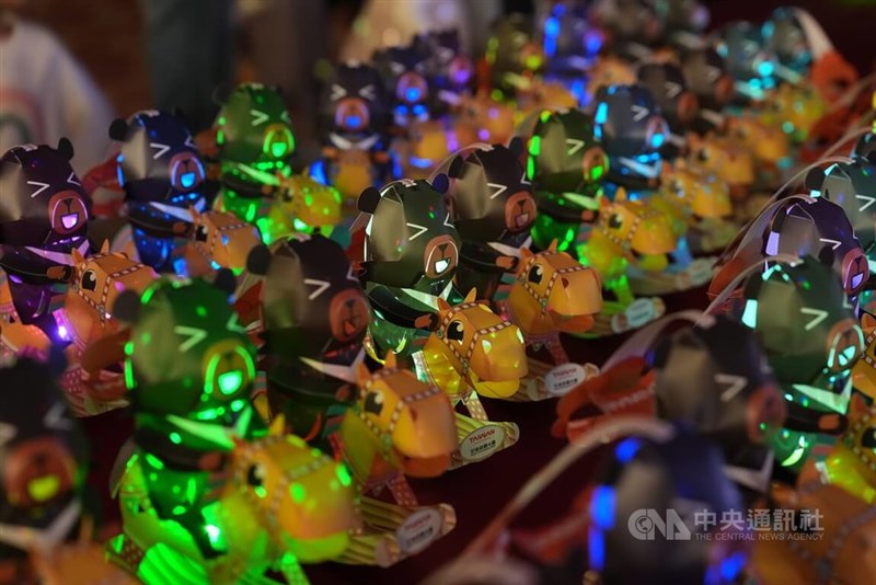 観光署のキャラクター「オーベア」（喔熊、オーション）が馬に乗る姿が表現される手持ちランタン＝1月9日、台北市